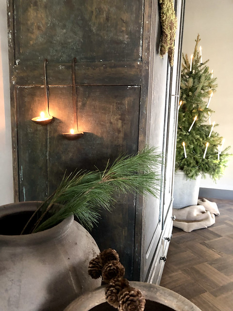 Decoratie lepel met waxinelichtje aan de kast kruik met kerstgroen visgraatvloer woonkamer landelijk sober