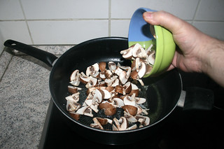 05 - Put mushrooms in pan / Champignons in Pfanne geben