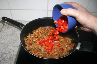 12 - Put dices bell pepper in pan / Paprikawürfel in Pfanne geben