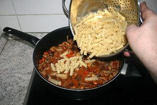 22 - Put noodles in pan / Nudeln in Pfanne geben
