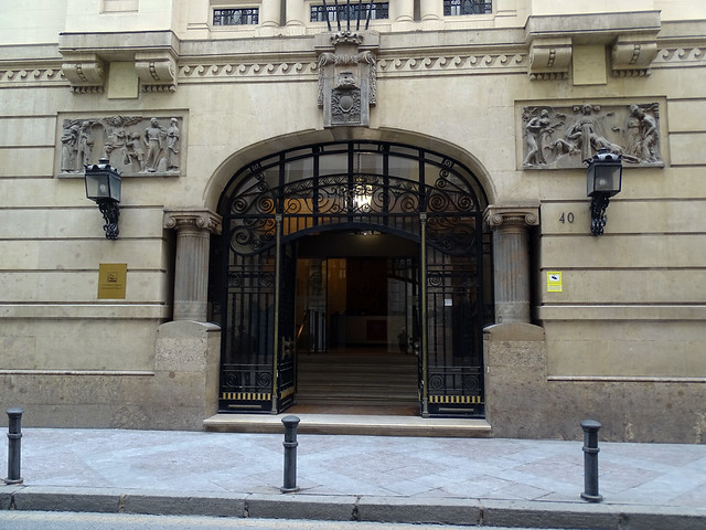 puerta relieves edificio Sala de Estudio San Fernando Alicante Alacant