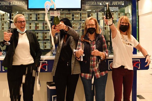 Las responsables de la administración del C.C. El Mirador celebran haber vendido el Gordo de la Lotería de Navidad (Foto: Telde Actualidad)