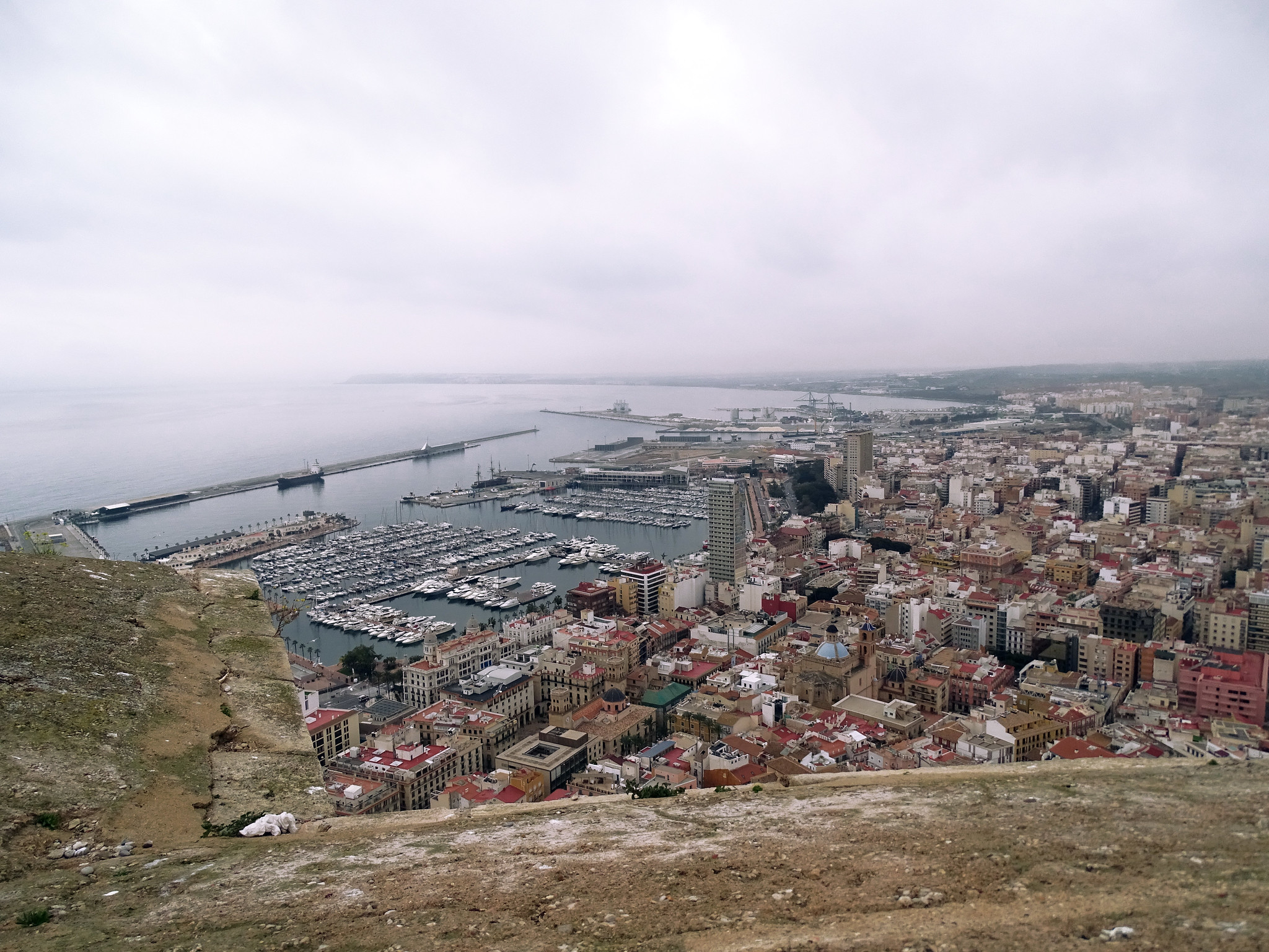 vista del Puerto y ciudad de Alicante Alacant desde el Castillo