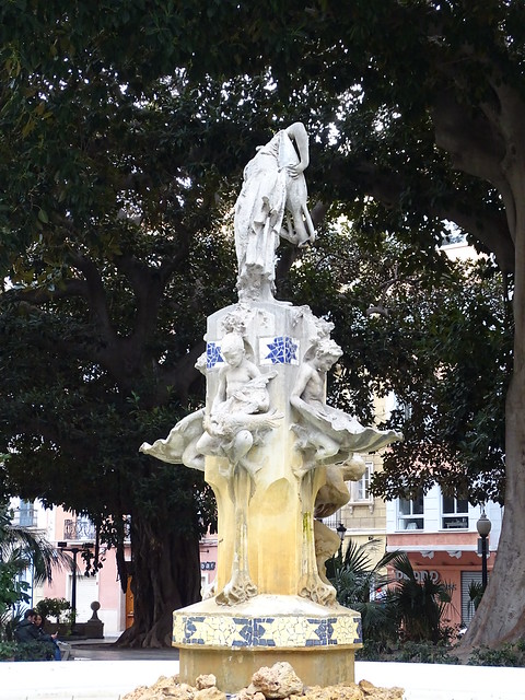 Fuente La Aguadora obra de Vicente Bañuls en Plaza Gabriel Miro Alicante Alacant 00