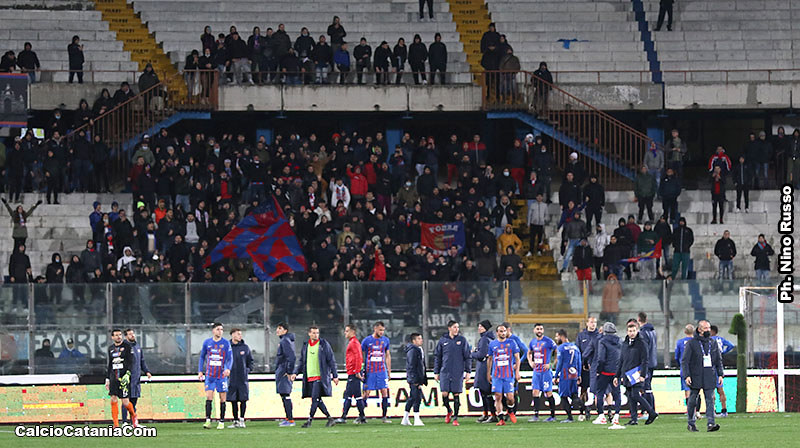 Giocatori sotto la Curva Nord a fine partita.