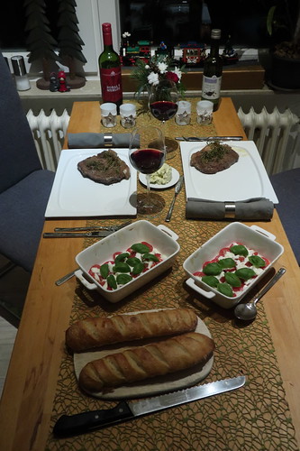 Rumpsteak mit Salbeibutter, Mozzarella-Tomaten und frisch gebackenem Baguette (Tischbild)