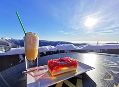 Bombardino a ovocný řez na terase restaurace Medvědín
