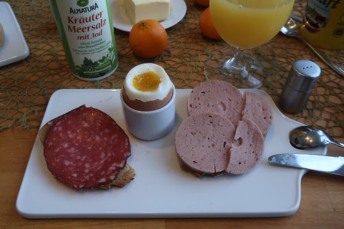 Salami mit Kräuterrand und Rinderfleischwurst auf Quark-Buttermilch-Brot zum Frühstücksei