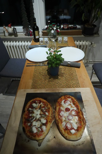 Pizza Caprese (= Pizza mit Tomaten, Mozzarella und Basilikum) und Pizza alla napoletana (= Pizza mit Sardellen, scharfe Salami und Oliven)