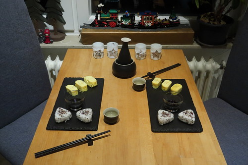 Onigiri und Tamagoyaki zu Sake (Tischbild)
