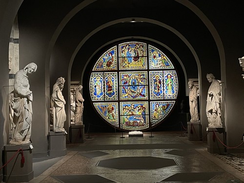 Ausstellungssaal mit den Aposteln und dem Rundfenster