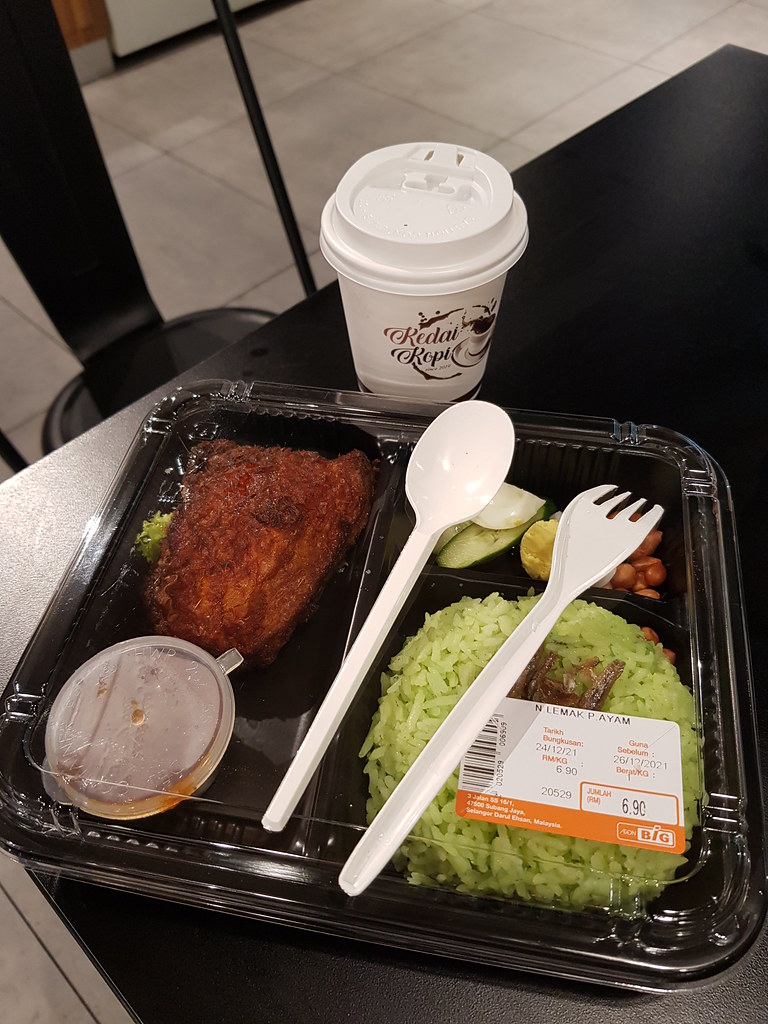 斑斕椰漿飯 Pandan Nasi Lemak rm$6.90 & 拉咖啡 Kopi Tarik rm$1.99 @ Kedai Kopi in Aeon Big bakery cafeteria, Subang Jaya SS15