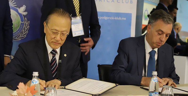 Le Dr. Katsumi Otsuka (à gauche) and S.E. Filip Vujanović signèrent le Mémorandum de Coopération.

