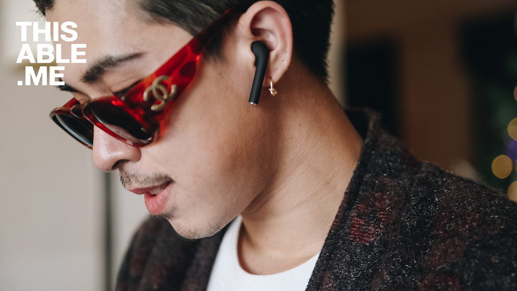 ภาพดิวที่ใส่แว่นสีแดงกำลังใส่หูฟังเพื่อฟังเพลงอยู่