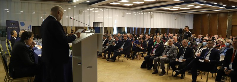 S.E. Stepan Mesić; ancien président de la Croatie, s'adressa à l'auditoire lors de la Conférence des dirigeants des Balkans