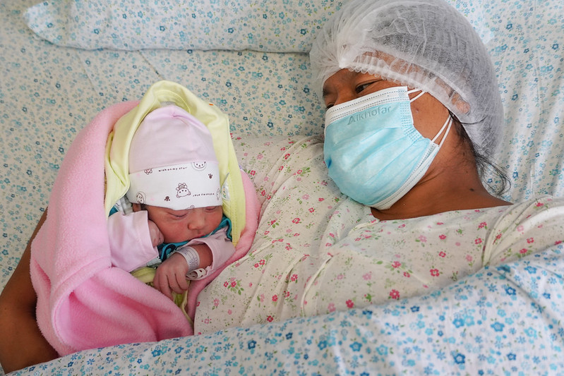 Viceministro Tarazona, visitó a la primera bebé que nació en Navidad en el Instituto Materno Perinatal (25.12.21)