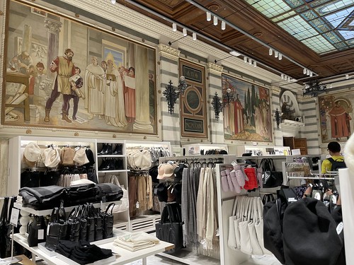 Der H&M in Pisa befindet sich in einem alten Palazzo