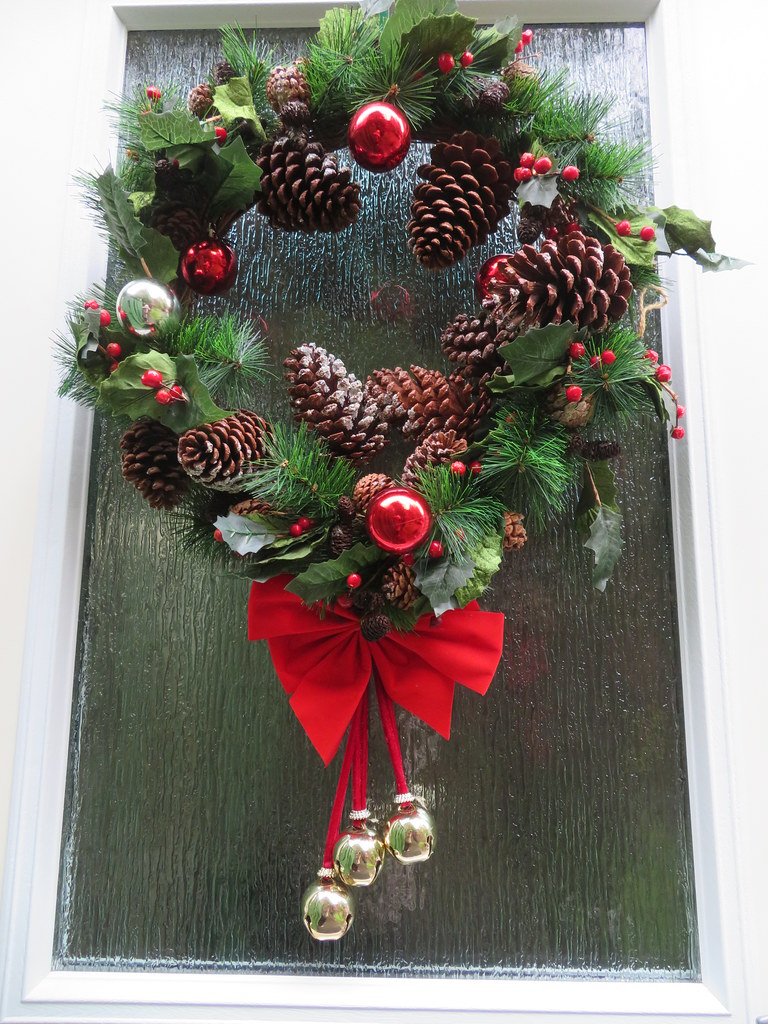 Inviting  door  wreath