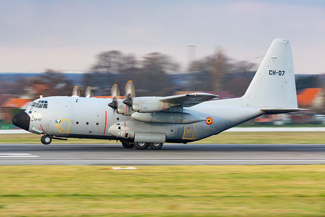 Belgian Air Force C-130 (CH-07) performing touch and go in Brussels (EBBR)
