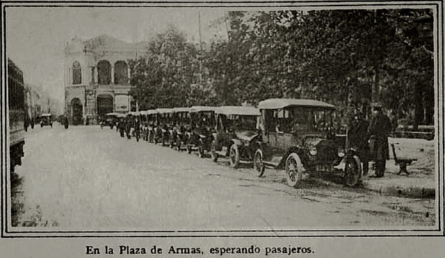 Taxis en la Plaza de Armas, al fondo el Portal Mac Clure, Plaza de Armas de Santiago, 1917, en la Revista SUCESOS
