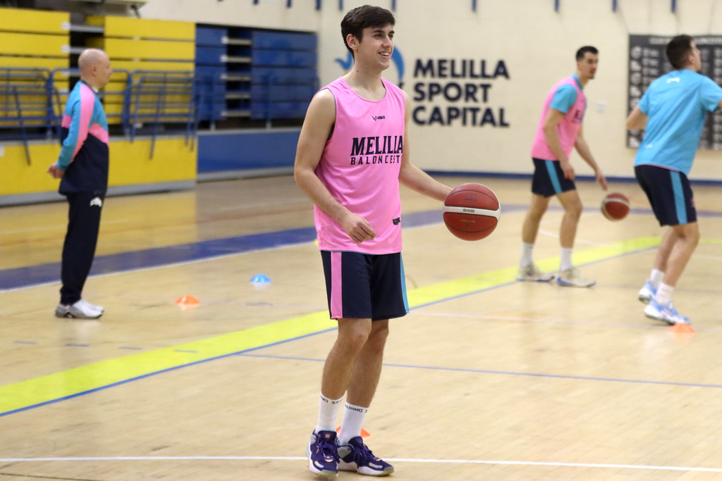 Pablo Sánchez completa su primer entrenamiento con el Melilla Sport Capital