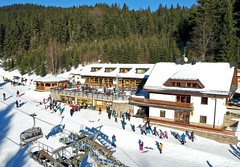 Hlavní zázemí s půjčovnou lyží, úschovnou a restaurací