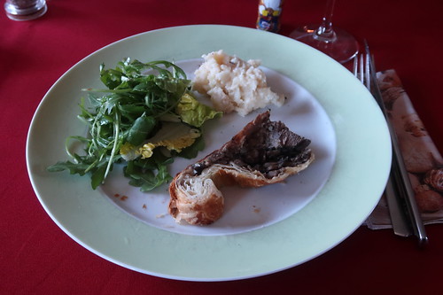 Stück vom Filet Wellington mit Selleriepüree und frischem Salat (mein 2. Teller)