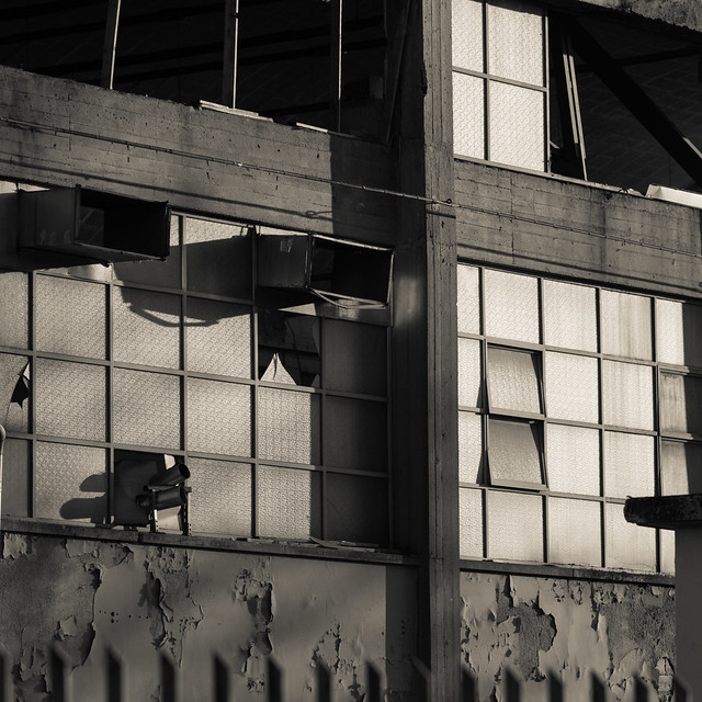 Stabilimento abbandonato in disfacimento. Abandoned factory in decay (Monochrome)
