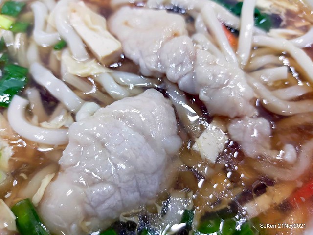 「小樂天餃子館(忠孝店)」(boiled noodles with fungus, sliced pork & eggs, jellied pork &vegetarians' "chicken"), Taipei, Taiwan, SJKen, Nov 21, 2021.