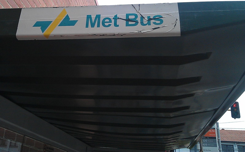 "Met Bus" sign in Elsternwick (December 2011)