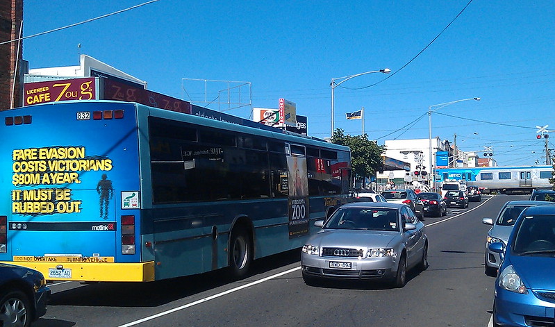 Bus waiting for train at Bentleigh (December 2011)