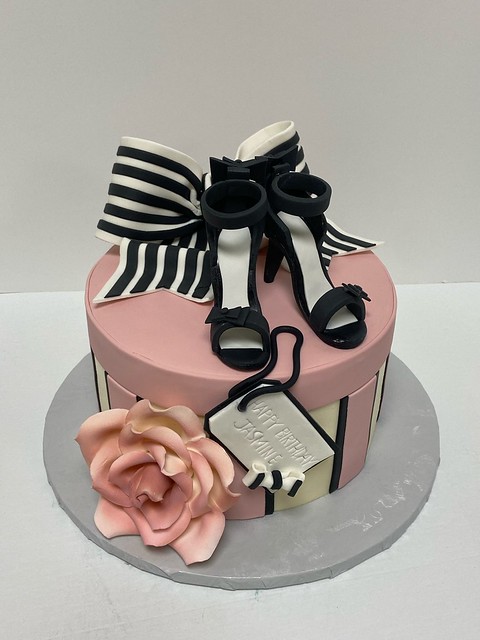 Hat Box with Heels and Bow 300024