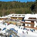 Hlavní zázemí s půjčovnou lyží, úschovnou a restaurací, foto: SNOW tour
