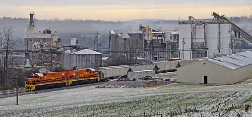 2021 12-28 1058-1 YRC GP15-1-1548, 1556 W/B YS-1 Thomasville, PA by guitartrain203, TELE View: YRC GP15-1s 1548 & 1556 are leading W/B train YS-1 as it arrives at the huge Pennsy S
