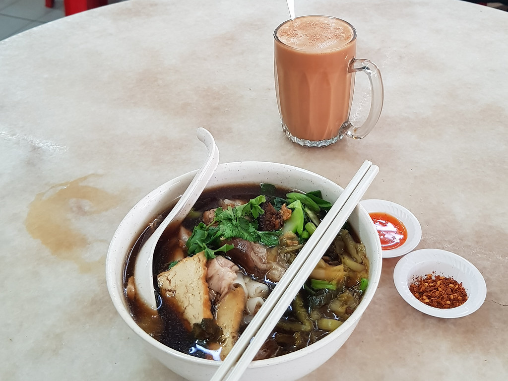 泰國豬肉粿汁粉 Thai Pork Kuay Chap Noodle rm$8.50 & 奶茶 TehC tarik besar rm$2.60 @ Taste of Siam in 利廣美食中心 Le Kwang USJ2