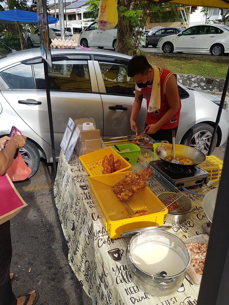 炸蝦餅 Prawn Cake rm$10/3pc @ Ipoh Town Street Food stall SS15