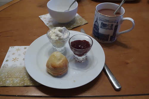 Scone mit "Clotted Cream" und East Anglian Strawberry Conserve zu englischem Tee mit Milch und Zucker