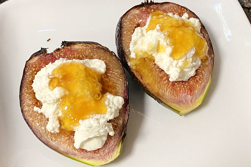 Grilled figs with ricotta and honey