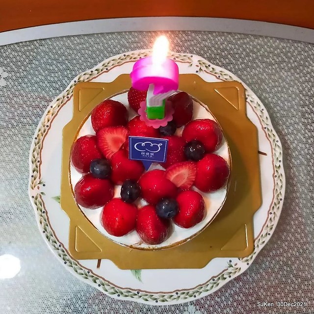 「創盛號烘焙本舖」北投石牌店「經典芙蓮水果蛋糕」(Strawberry Cream cake, Chung Sheng bakery shop), Taipei, Taiwan, SJKen, Dec 30, 2021.
