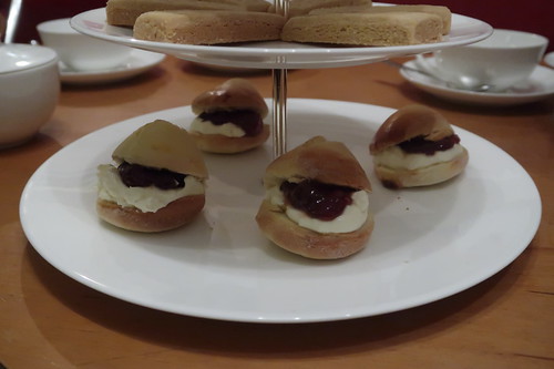 Etageren-Ebene mit Scones mit "Clotted Cream" und Erdbeermarmelade