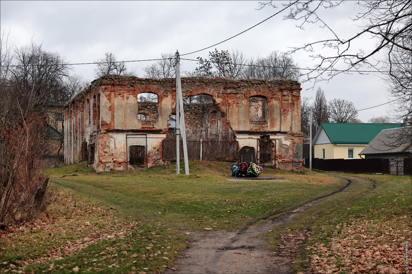 Руины синагоги и памятник жертвам нацизма, Высокое, Беларусь