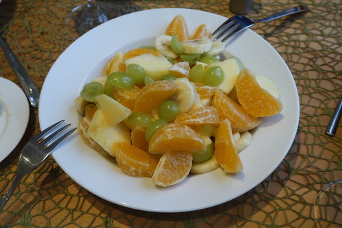 Obstsalat aus Weintrauben, Apfel, Mandarinchen und Banane