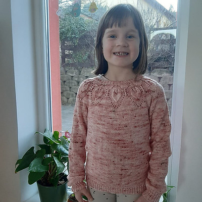 Anna (@kollar.annie) knit this sweet Lille Dahlia Solo by Lene Holme Samsøe for one of her daughters!