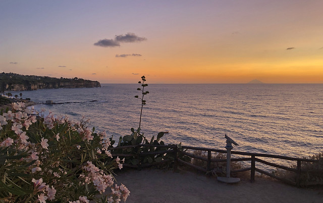 IMG_1070 Bei Sonnenuntergang kann man am Horizont die Liparischen bzw. Aeolischen Inseln ausmachen. Tropea, 07 2021