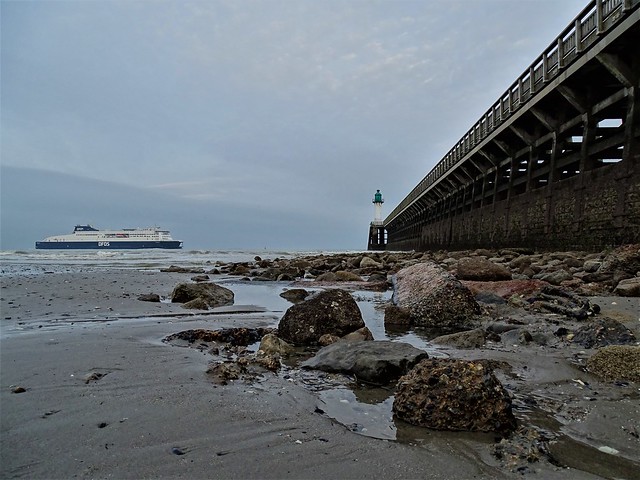 La jetée de Calais à marée basse.