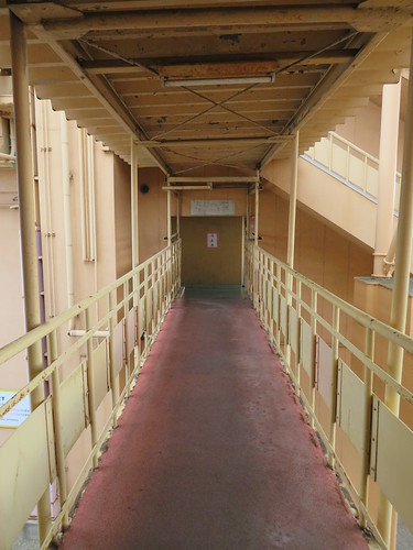 名古屋競馬場の東スタンドの渡り廊下