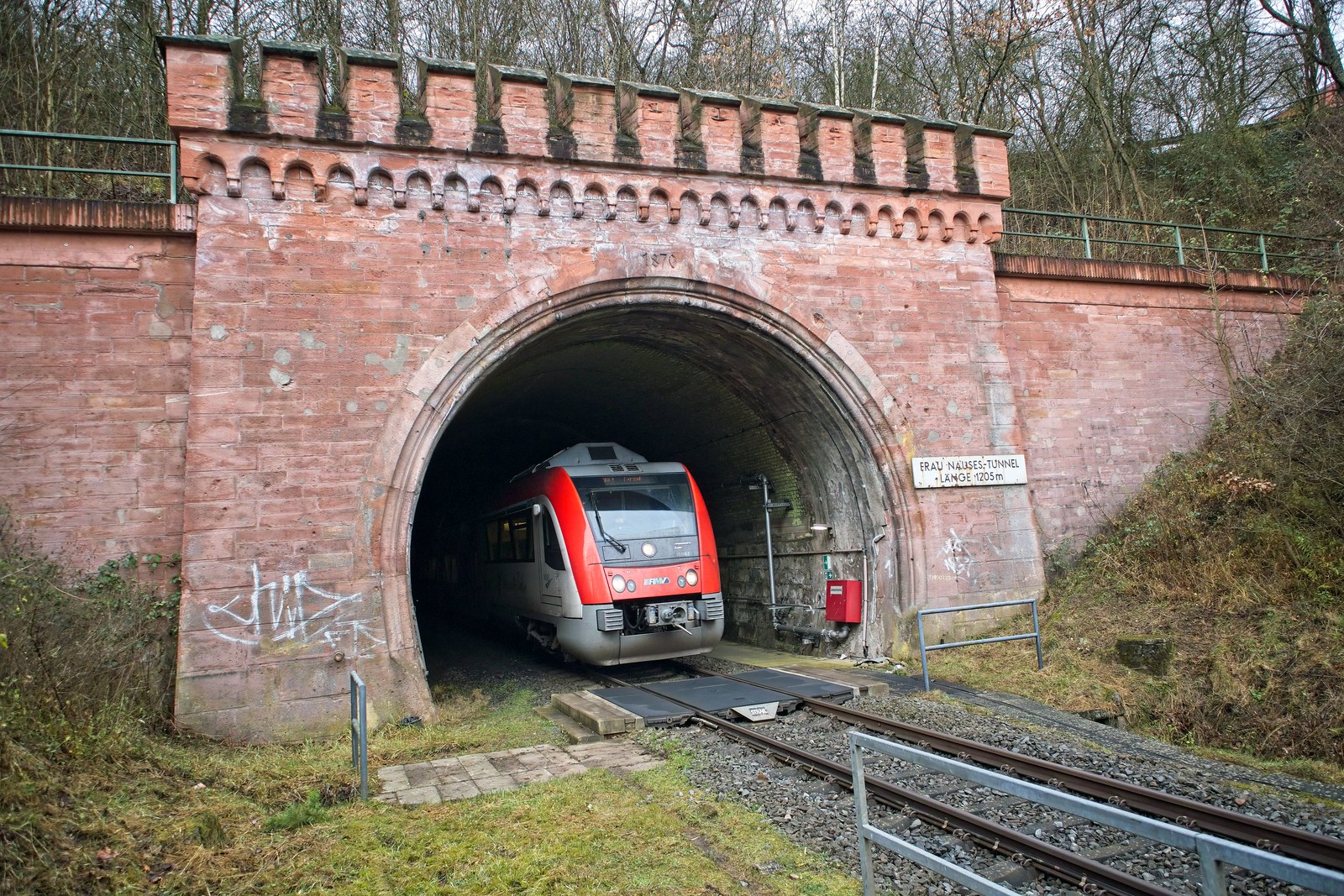 Zugausfahrt aus dem Frau-Nauses-Tunnel (1.205 m) bei Hetschbach, Ortsteil von Höchst im Odenwald