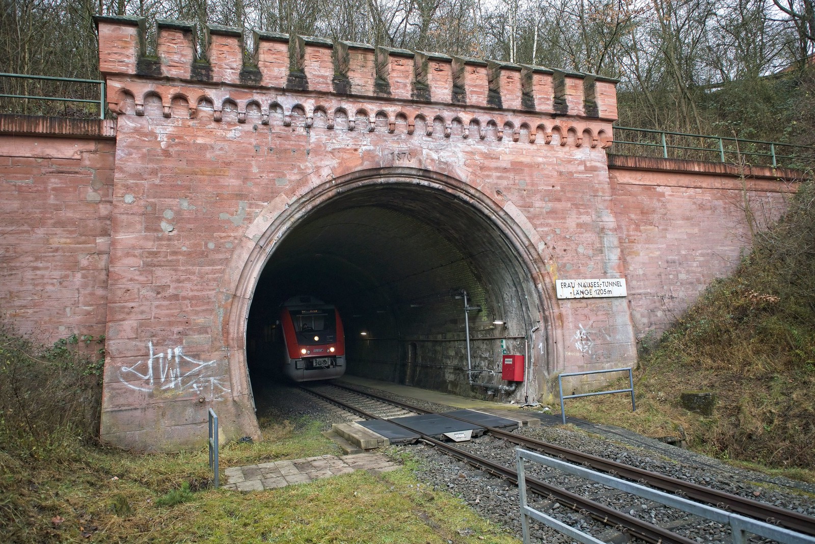 Zugausfahrt aus dem Frau-Nauses-Tunnel (1.205 m) bei Hetschbach, Ortsteil von Höchst im Odenwald