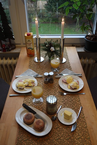 Eggs Benedict und English Muffins mit Lemon Curd