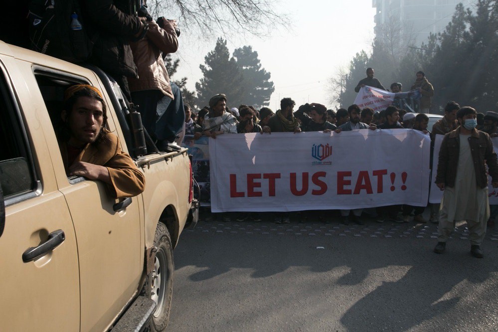 阿富汗民眾遊行至前美國駐喀布爾大使館抗議，要求停止凍結資產。（圖片來源：The Intercept）